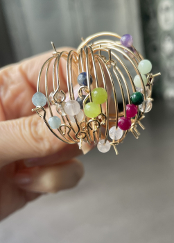 Personalisierte Creole Geburtsstein Perle als minimalistisches und sehr persönliches Geschenk für sie